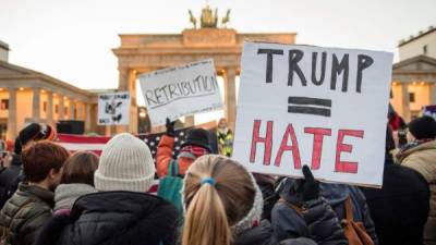 Los manifestantes en Berlín protestan frente a la emblemática puerta de Brandeburgo, que por décadas estuvo cerrada por el muro que dividió a la capital alemana entre 1961 y 1989.