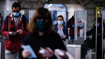 Los viajeros usan mascarilla en la estación de metro Plaza España en Barcelona. / AFP / PAU BARRENA