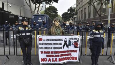Un manifestante protesta contra la polémica ley que le da al presidente mexicano control absoluto del Ejército.