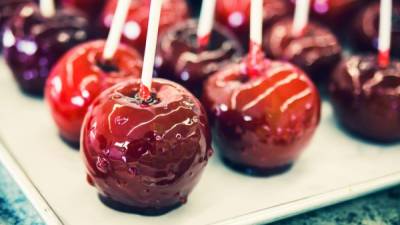 Las manzanas con caramelo deben guardarse en la refrigeradora.