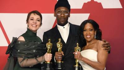 (I-D) Los ganadores del Óscar ,Olivia Colman, a mejor actriz por 'The Favourite'; Mahershala Ali, mejor actor de reparto por'Green Book'; y Regina King, mejor actriz de reparto por 'If Beale Street Could Talk' posan con sus estatuillas este domingo 24 de febrero. Frazer Harrison/Getty Images/AFP