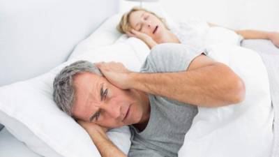 La persona que sufre de apnea obstructiva del sueño se le cierra la vía respiratoria y dificulta la respiración. Y hace que ronque demasiado la persona.
