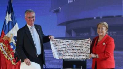 La presidenta de Chile, Michelle Bachelet junto a Tim de Zeew, director del Observatorio Europeo del Sur, cuya colaboración hará posible posible el proyecto.