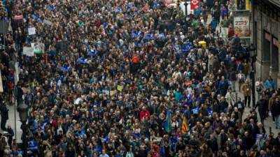 Miles de personas marchan para pedir que se reciba a los refugiados en Barcelona. Cerca de 160,000 personas participaron hoy en la protesta. AFP PHOTO / Josep Lago
