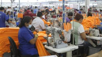 Decenas de empleados de una maquila textil mientras trabajan en la zona norte de Honduras.