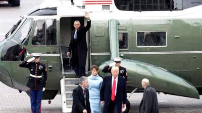 El expresidente estadounidense, Barack Obama, saluda a bordo de un helicóptero militar mientras el presidente de Estados Unidos, Donald J. Trump y la primera dama estadounidense, Melania Trump, vuelven al Capitolio tras la ceremonia de investidura de Donald J. Trump como 45º presidente de los Estados Unidos en Washington DC, Estados Unidos. EFE