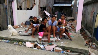 Varias personas entre los restos de las viviendas de San José de Chamanga, Ecuador, el 24 de abril de 2016, zona afetada por el terremoto de 7,8 grados en la escala de Richter registrado en la costa norte de Ecuador. EFE