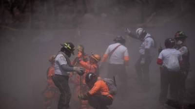 Miembros de las fuerzas de rescate de Guatemala, salen de la zona del desastre en el km 93, El Rodeo Escuintla. EFE