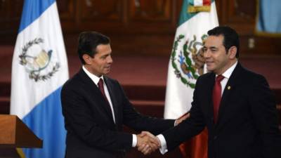 El presidente mexicano, Enrique Peña Nieto y su homólogo guatemalteco, Jimmy Morales. AFP.