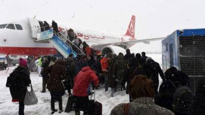 Un espeso manto de nieve cubría Estambul por tercer día consecutivo, provocando la anulación de cientos de vuelos y bloqueando a miles de viajeros. Fotos AFP.
