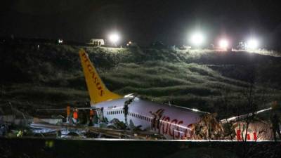 Los pilotos de la aeronave que derrapó al aterrizar en Estambul quedaron gravemente heridos luego de que la aeronave se partiera en tres./AFP.