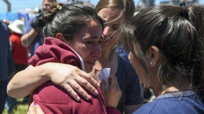 Los familiares lloran desconsolados tras escuchar el anunicó de la Armada Argentina confirmando que habían registrados sonidos compatibles con los de una explosión en la misma área donde se comunicó por última vez el submarino 'ARA San Juan', desaparecido con 44 tripulantes desde el 15 de noviembre.