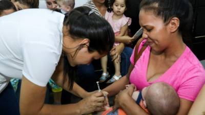 A los centros de salud, las madres de familia llegan con sus pequeños para ser inmunizados. Foto:Gilberto Sierra