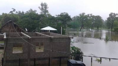 Algunas comunidades sufren inundaciones producto del temporal.