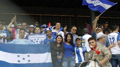 Los aficionados hondureños ya han comenzado a llegar al estadio Morazán. Foto Neptalí Romero