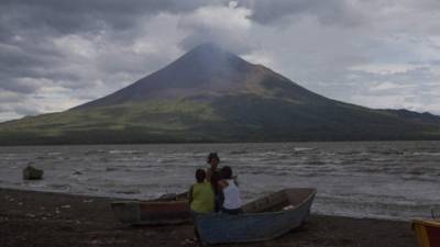 ACOMPAÑA CRÓNICA:NICARAGUA VOLCÁN NI7001. MANAGUA (NICARAGUA), 06/12/2015.- Fotografía del 5 de diciembre de 2015 de un grupo de turistas observando el volcán Momotombo en el occidente de Nicaragua. La mayor erupción del volcán Momotombo en más de un siglo se convirtió en un espectáculo para los turistas que continúan visitando las cercanías de ese coloso de cono perfecto, aún cuando después de cuatro días de actividad se ha mantenido en relativa calma. A las 03.00 de la madrugada (09:00 GMT) del miércoles un estruendo despertó a los habitantes de las cercanías del volcán Momotombo, de 1.297 metros de altura, ubicado al norte del lago Xolotlán y al que se puede llegar desde Managua tras un recorrido de 91 kilómetros por carretera y veredas. EFE/Mario López
