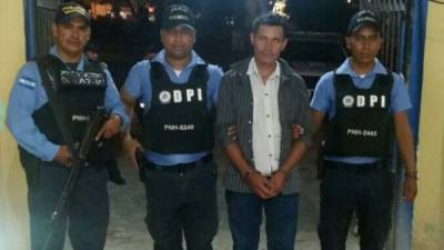 Elementos de la DPI junto al detenido Mario Valentín Cruz López (35).
