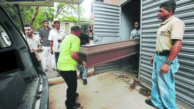 Dolientes reclamaron el cuerpo del menor en la morgue de Tegucigalpa.