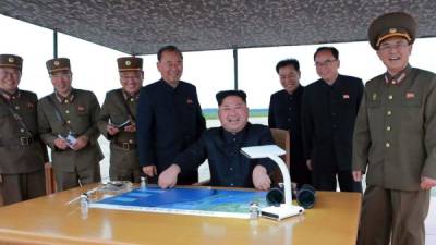 El Rodong Sinmun, el periódico oficial del partido único en el poder en Corea del Norte, publicó este miércoles una veintena de fotos del disparo, en una de las cuales aparecía un jovial Kim Jong-Un rodeado de sus consejeros, con un mapa del noroeste del Pacífico sobre su escritorio.