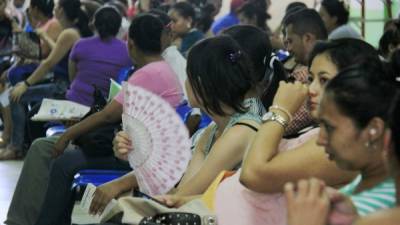 Los pacientes del IHSS deben soplarse con abanicos de mano porque los aires acondicionados siguen sin repararse.