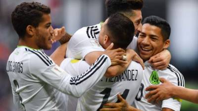 Mexico teammates celebrate after forward Hirving Lozano (unseen) scored the team's second goal during the 2017 Confederations Cup group A football match between Mexico and Russia at the Kazan Arena Stadium in Kazan on June 24, 2017. / AFP PHOTO / Yuri CORTEZ