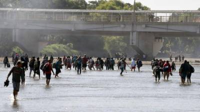Cientos de migrantes centroamericanos cruzaron el río Suchiate en la frontera Guatemala - México.