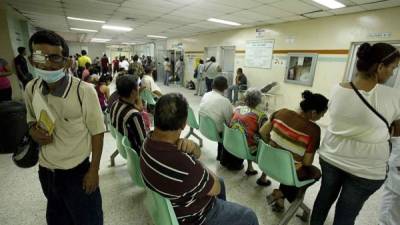 Pacientes esperando recibir atención en Honduras.