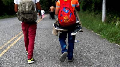 Migrantes hondureños caminan hoy, martes 16 de octubre de 2018 en el departamento de Chiquimula (Guatemala). EFE