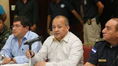 El secretario de seguridad Julián Pacheco lidera el encuentro en el que participan alcaldes del Valle de Sula.