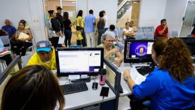 Ciudadanos en trámites en la Municipalidad de San Pedro Sula.