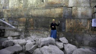 El Muro de los Lamentos es lo que queda de la muralla exterior del Templo de Jerusalén destruido por los romanos en el año 70 del siglo primero.