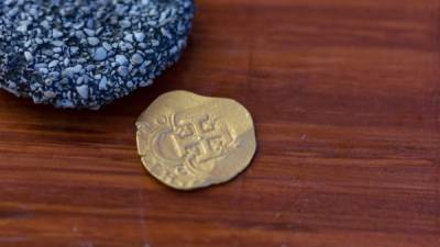 La moneda fue hallada a solo 76 centímetros de profundidad en Key West, Florida (EE.UU.). EFE/Mel Fisher's Treasures