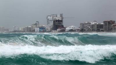 Fotografía de fuertes olas debido a la influencia de una tormenta tropical. EFE/Archivo