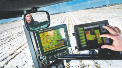 David Nelson usa computadoras en su tractor para tomar decisiones sobre sus cosechas de maíz y soya.