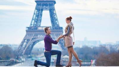 París, Francia. La torre Eiffel es sin duda uno de los mejores lugares para disfrutar de una vista excepcional de la ciudad de París. El sitio perfecto para comprometerse.