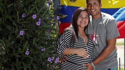 Fabiola (i) y su novio, Reinaldo (d), posan para una foto el pasado 4 de enero, en su casa de Bella Vista, Buenos Aires (Argentina). Reinaldo Perger salió de Venezuela hace dos meses, caminó, hizo autostop, atravesó cinco países, se enroló como pescador sin saber nadar, se destrozó los pies y llegó a tiempo a Buenos Aires para ver nacer al niño que espera su novia, la también venezolana Fabiola Navarro, que está punto de dar a luz. EFE