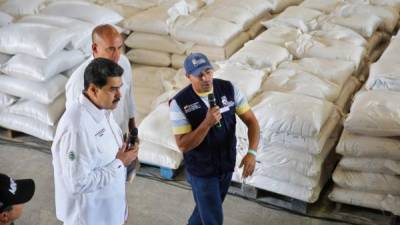 En un video colgado en la cuenta, once camiones contenedores inician su salida del terminal marítimo. Foto: Presidencia venezolana/AFP