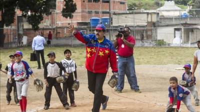 El presidente de Venezuela, Nicolás Maduro (c), participa en un evento deportivo en el oeste en Caracas. Maduro prohibió 'terminantemente' la exportación de los productos de la cesta básica de los venezolanos, la decisión que será publicada por vía de decreto el próximo lunes forma parte del conjunto de medidas tomadas por el Gobierno para tratar de atajar el contrabando. EFE