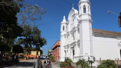 Santa Rosa de Copán, su iglesia y sus calles empedradas, están listas para la llegada de visitantes. Fotos: Wendell Escoto