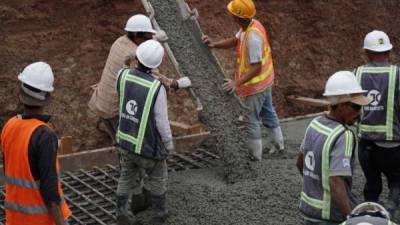 Obreros de la construcción funden una plancha de concreto en Tegucigalpa, Honduras.
