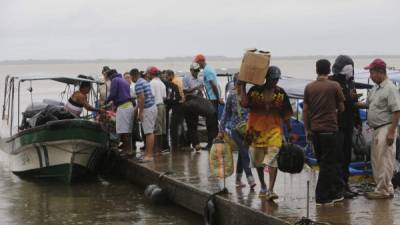 La evacuación inició en el puerto de Bluefields, donde se espera impacte el huracán este mediodía. AFP