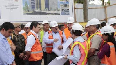 El presidente Hernández conoció los detalles del nuevo edificio junto con secretario de Seguridad, Julián Pacheco, y el ministro Arturo Corrales.