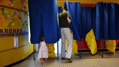 Ciudadanos ejercen el sufragio en la ciudad de Nantes, en el oeste de Francia.