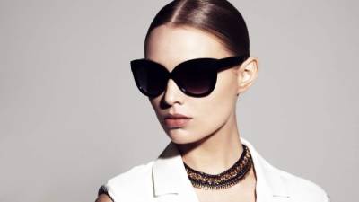 fashion portrait of beautiful model with sunglasses