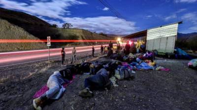 Miles de venezolanos recorren Ecuador a pie o en autobús con el objetivo de llegar a Perú antes de que entren en vigencia nuevos requisitos migratorios este viernes, que dificultarán su ingreso a ese país si no cuentan con su pasaporte.