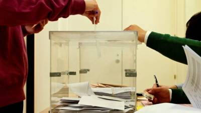 A voter casts his ballot at a polling station in Madrid during general elections in Spain on April 28, 2019. - Spain returned to the polls for unpredictable snap elections marked by the resurgence of the far-right after more than four decades on the outer margins of politics. (Photo by JAVIER SORIANO / AFP)