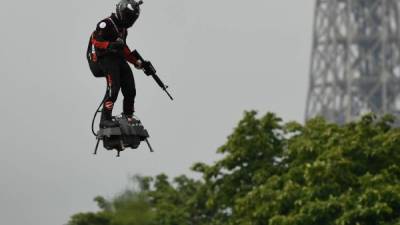 Un 'soldado volador' sorprendió a los franceses y a los líderes mundiales durante el desfile del 14 de julio al sobrevolar en una plataforma volante y con un fusil en la mano los Campos Elíseos de París.