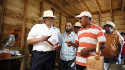 El presidente Juan Orlando Hernández compartió con los pobladores de la frontera.
