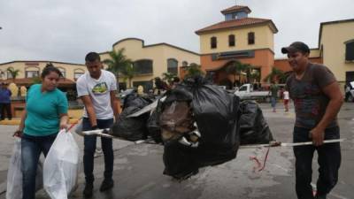Los cholomeños salieron con bolsas y palas para limpiar los destrozos dejados tras el incendio del mall Las Américas.