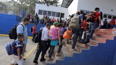 Decenas de hondureños realizan tramites migratorios este jueves en el punto de Agua Caliente, fronterizo con Guatemala, desde donde planean continuar su caravana que pretende llegar a Estados Unidos. Fotos: EFE